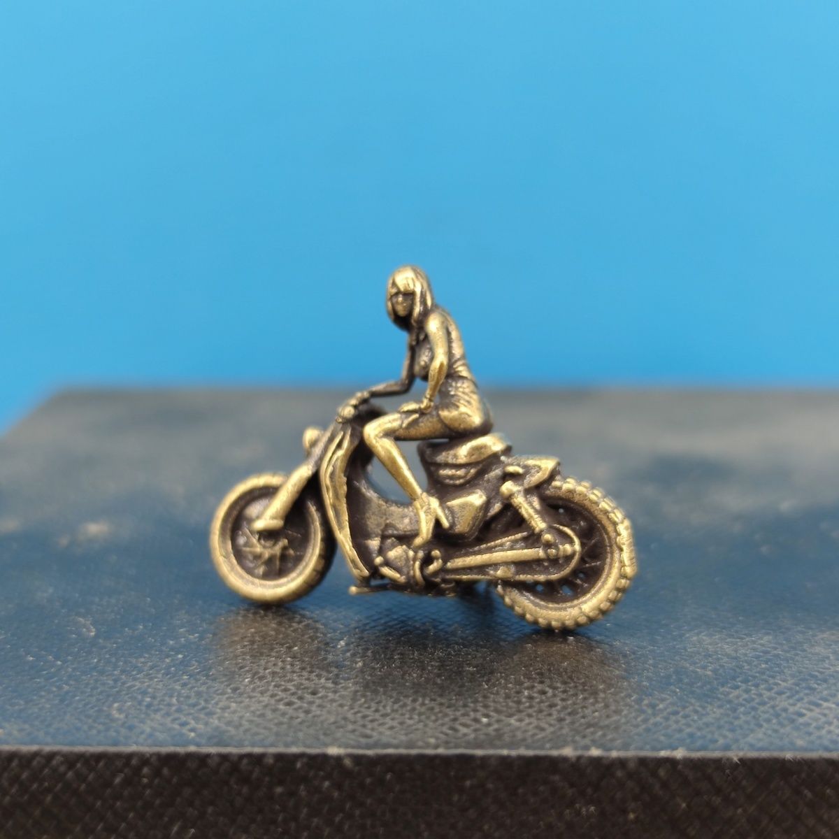 ​​2.4cm Brass Vintage Scooter  - Vintage Collectible And Vintage Dolls reseña y precio